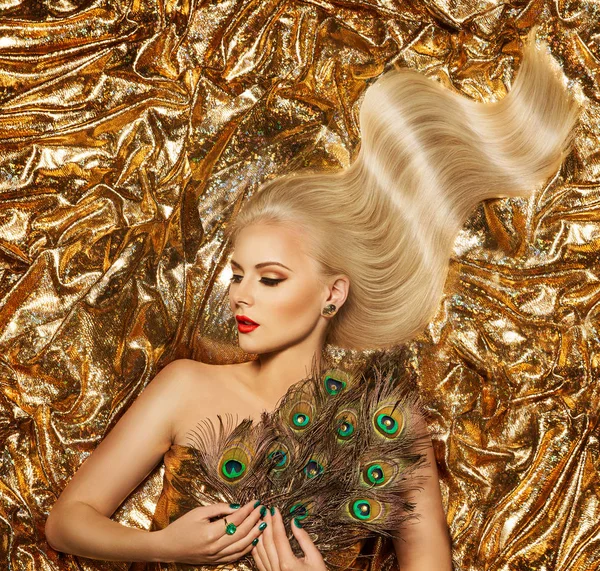 Guld hår, mode modell gyllene vågor frisyr, Blond flicka — Stockfoto