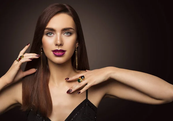 Retrato do modelo da forma da beleza, jóias dos anéis da mulher, cabelo longo — Fotografia de Stock