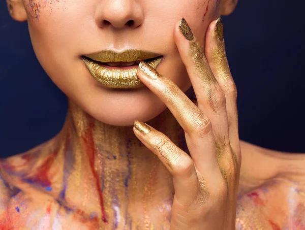 Lippen goud kleur, mode schoonheid make-up, vrouw abstract geschilderd gezicht — Stockfoto