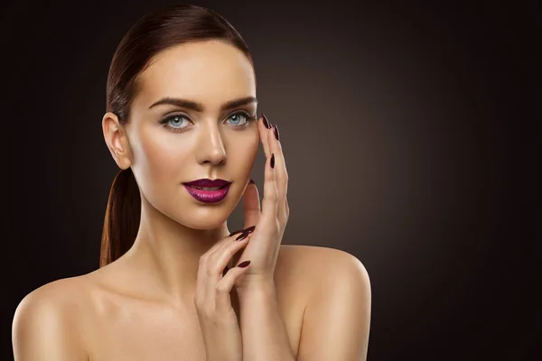 Retrato de belleza de modelo de moda, hermosos labios y uñas de maquillaje — Foto de Stock