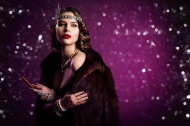 Retro Model Sigara Puro, Kadın Güzellik Saç Modeli Makyaj