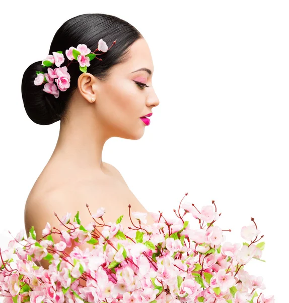 Красота женщины в цветах сакуры, красивый азиатский портрет моды — стоковое фото