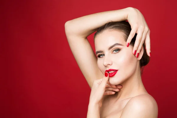 Lábios e unhas vermelhas, Beleza de mulher compõem, Batom vermelho polonês — Fotografia de Stock