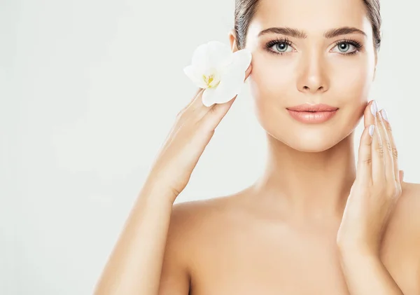 Vrouw schoonheid gezichtsverzorging, model aangrijpende nek, huidbehandeling en cosmetische — Stockfoto