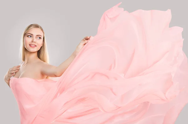 Mode model roze Flying Waving zijde stof, vrouw schoonheid portret — Stockfoto