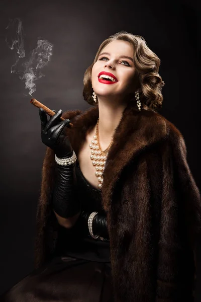 복고풍의 여자 흡연 시가, 행복한 패션 모델 뷰티 초상화 — 스톡 사진