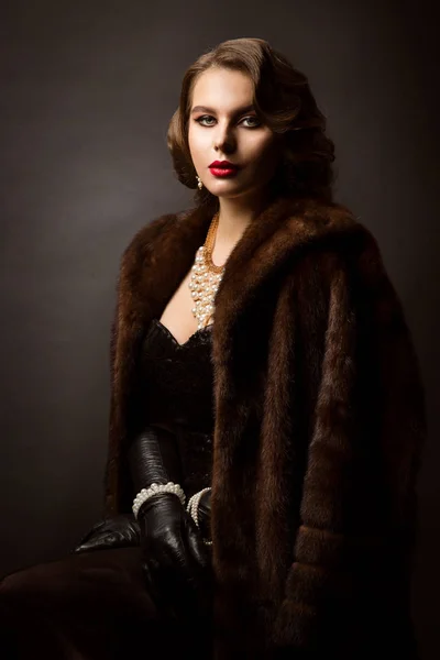 Mujer de lujo en abrigo de piel, modelo de moda retrato de belleza, dama bien vestida — Foto de Stock