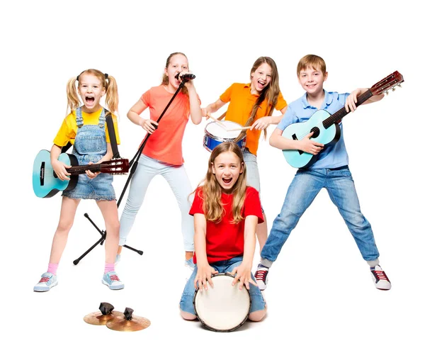 Kindergruppe spielt auf Musikinstrumenten, Kindermusicalband — Stockfoto