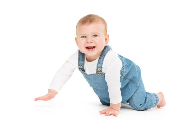 Bebé gateando, Niño bebé gatear sobre fondo blanco, Niño feliz — Foto de Stock