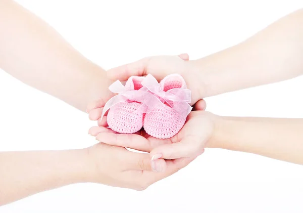 Pasgeboren baby laarsjes in familiehanden, ouders paar nieuwe Born kleding — Stockfoto
