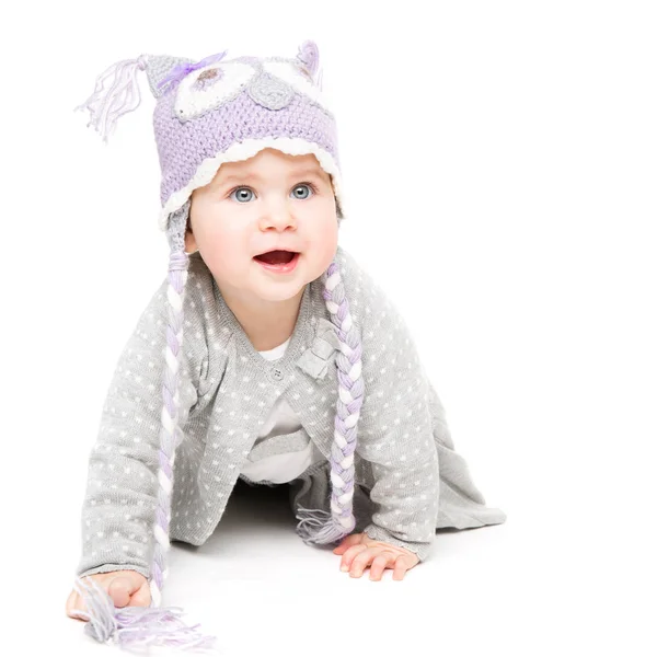 Baby csúszó a fehér, boldog kölyök a gyapjú kalap, lány portré — Stock Fotó