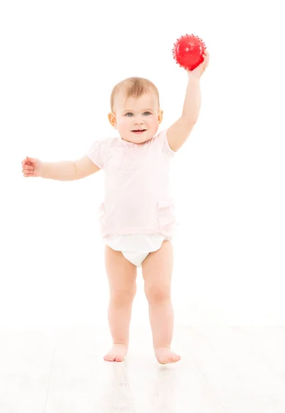 Baby spielt Ball auf Weiß, Kleinkind in Windel spielt mit Spielzeug — Stockfoto
