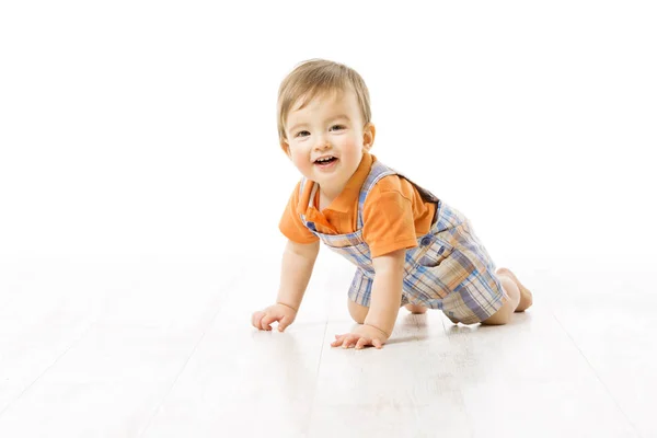 Krabbelkind, Kleinkind kriecht auf weißem Boden, glückliches Kind — Stockfoto