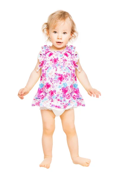 Девочка в платье, малыш, стоящий на белом, годовалый ребенок — стоковое фото