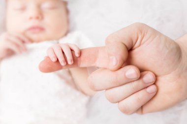 Yenidoğan Bebek Tutan Anne El, Anne Parmak ve Yeni Doğan Çocuk