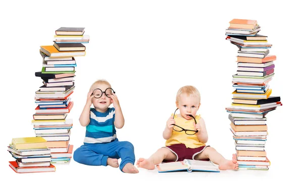 Niños leyendo libros, concepto de la escuela del bebé, niños juegan con libro — Foto de Stock