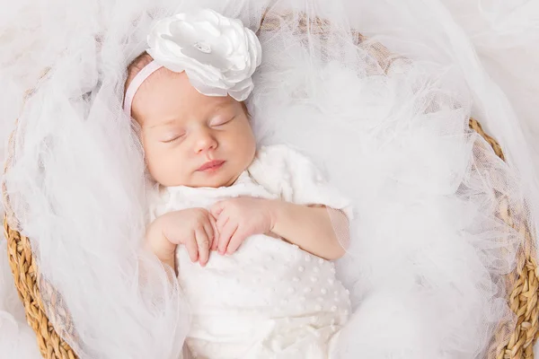 Nyfött barnflicka, sova nyfödda unge i vitt, vackert spädbarn — Stockfoto