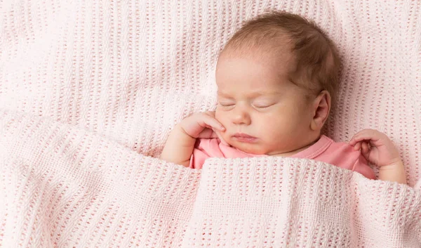 Recién nacido durmiendo, niña durmiendo en la cama, hermoso recién nacido niño — Foto de Stock