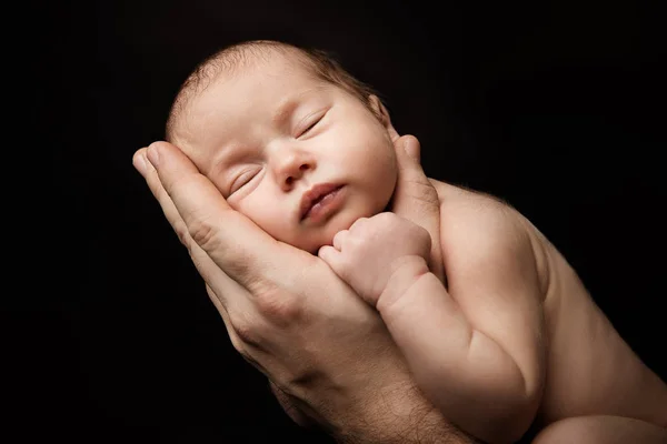 Bebê recém-nascido dormindo na mão do pai, retrato de criança recém-nascido — Fotografia de Stock