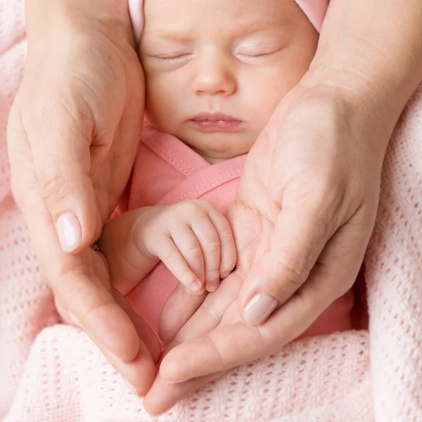 Retrato de bebê recém-nascido em mãos de família, dormindo filho recém-nascido — Fotografia de Stock