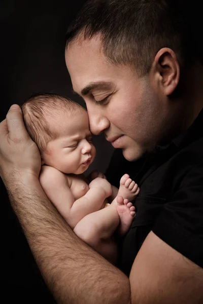 Recém-Nascido Bebê e Pai Retrato, Homem segurando Novo Nascido Filho e Pai — Fotografia de Stock