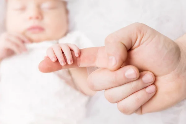 Újszülött Baby Holding anya kéz, anya Finger és a New Born Kid — Stock Fotó