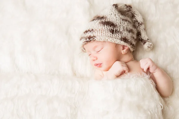 Yenidoğan, beyaz yatakta uyuyan bebek, güzel yeni doğmuş bebek — Stok fotoğraf