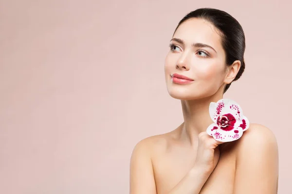 Retrato de maquillaje de belleza natural de mujer con flor en el hombro — Foto de Stock