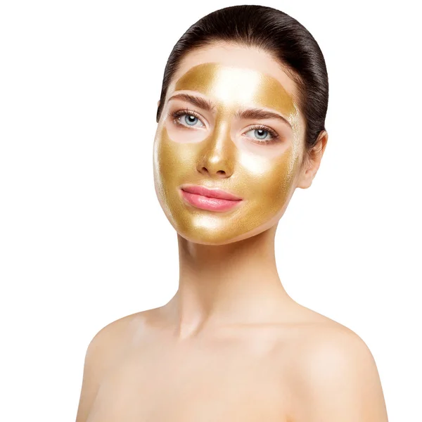 Máscara de oro de la mujer, modelo hermoso, cosmética dorada de la piel facial — Foto de Stock