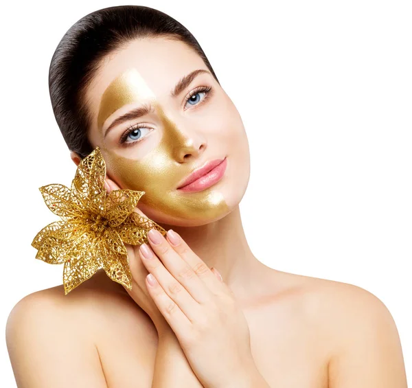 Maska złota Kobieta, piękny model złoty twarzy skóry kosmetyczne — Zdjęcie stockowe