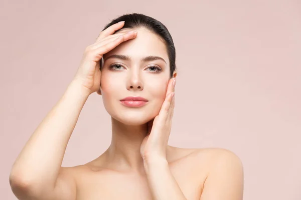 Retrato de maquillaje de belleza natural de mujer, tratamiento del cuidado de la piel — Foto de Stock