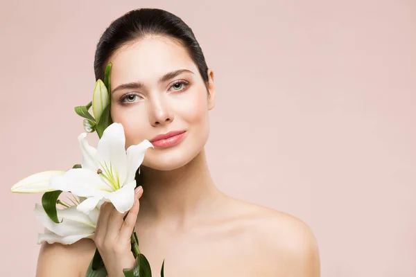 Retrato de maquillaje natural de belleza femenina con flor de lirio, cuidado de la piel — Foto de Stock