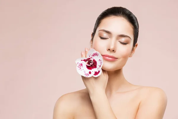 Mujer belleza natural maquillaje retrato orquídea flor, cuidado de la piel — Foto de Stock