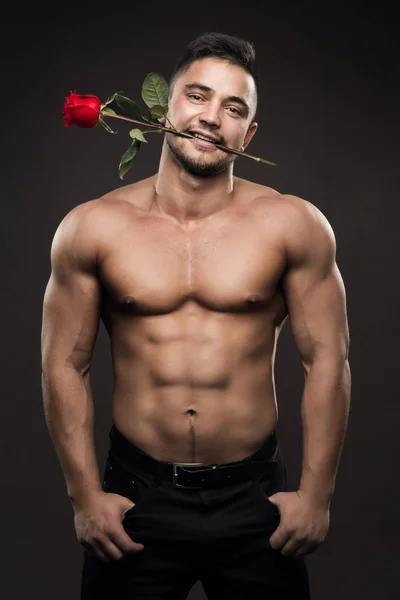 セクシーなアスリートの男と花,運動少年筋肉裸体 — ストック写真