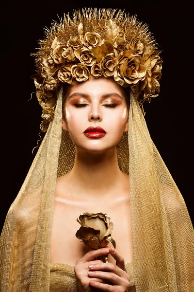 Femme en or couronne de fleurs, Modèle de mode beauté maquillage, Or — Photo