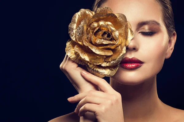 Μόδα μοντέλο ομορφιά πορτρέτο με χρυσό τριαντάφυλλο λουλούδι, χρυσή γυναίκα — Φωτογραφία Αρχείου