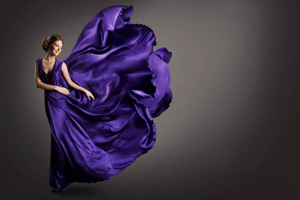 Mujer vestido púrpura, modelo de moda en vestido de seda largo ondeando paño — Foto de Stock