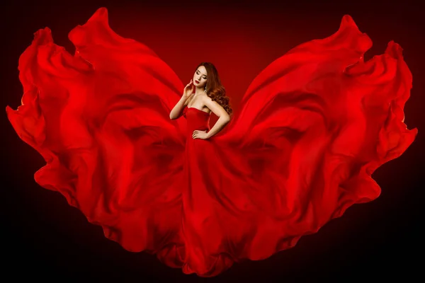 Γυναίκα κόκκινο φόρεμα, μόδα μοντέλο σε μακρύ μετάξι τουαλέτα κουνώντας πανί — Φωτογραφία Αρχείου