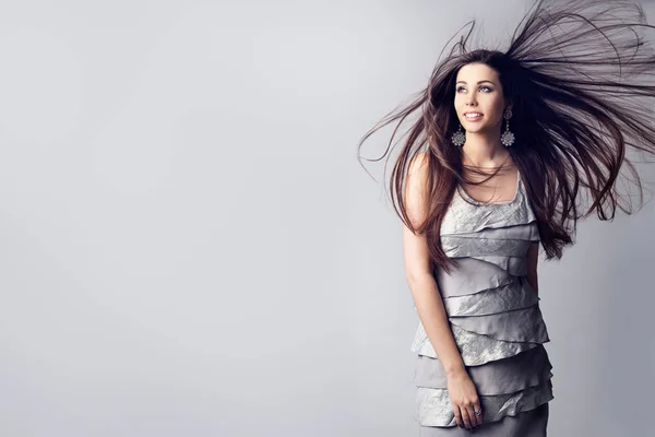 Moda model długie włosy trzepotanie na wiatr, piękna kobieta fryzura — Zdjęcie stockowe