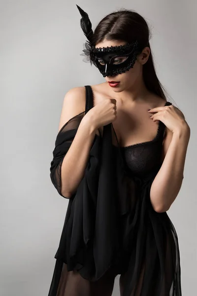Modelo de moda máscara, mujer sensual negro sexy ropa interior, retrato de belleza —  Fotos de Stock