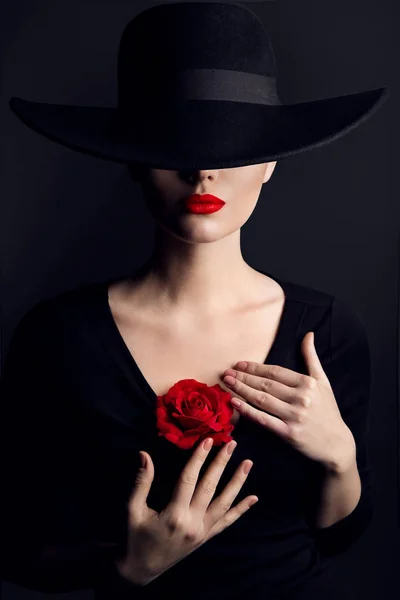 Frau mit Hut, Rosenblume auf Herz, elegantes Mode-Modell Schönheitsporträt — Stockfoto