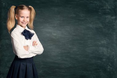 Blackboard Arka Plan Üzerinde Okul Kız Çocuk, Retro Elbiseli Mutlu Öğrenci Çocuk
