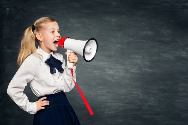 Dziecko dziewczyna krzyczeć reklama do megaphone, reklama Szkoła Kid — Zdjęcie stockowe
