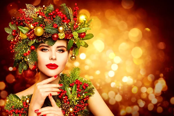 Donna di Natale viso bellezza trucco, ghirlanda acconciatura. Moda modello Natale Ritratto — Foto Stock