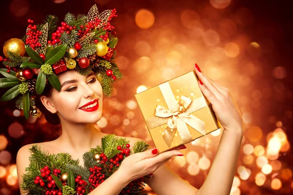 Confezione regalo regalo regalo regalo regalo donna di Natale, corona di Natale modello di moda — Foto Stock