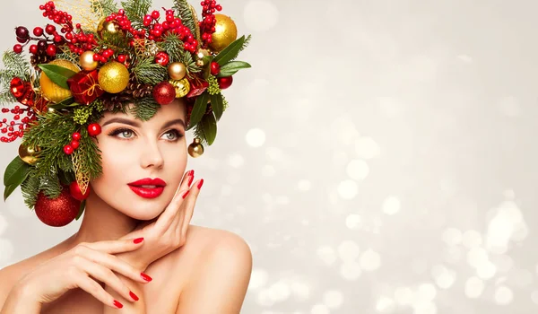 Maquillaje de belleza de cara de mujer de Navidad, peinado de corona. Retrato de modelo de moda de Navidad — Foto de Stock