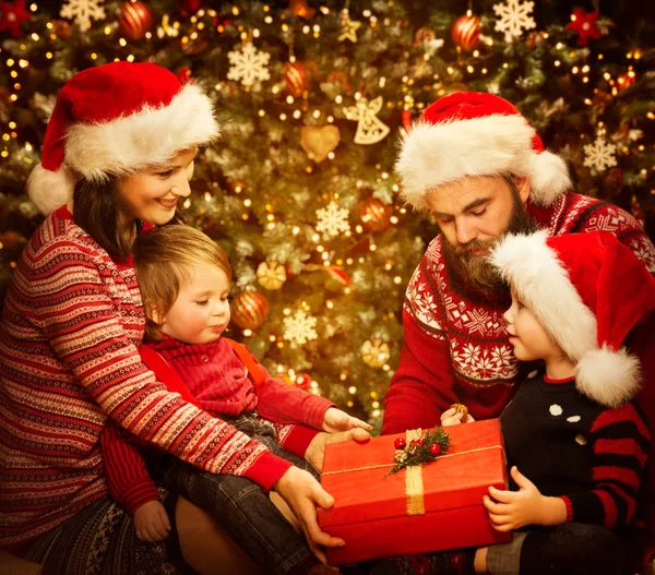 Caixa de presente de presente aberta da família de Natal no quarto de casa, pais crianças decoradas árvore de Natal — Fotografia de Stock