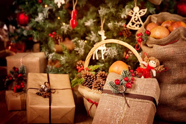 Χριστουγεννιάτικα δώρα Διακόσμηση, Χριστουγεννιάτικη σκηνή δέντρο με ρετρό λινάτσα διακόσμηση — Φωτογραφία Αρχείου
