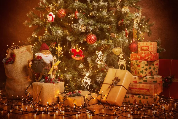 Рождественская елка и подарки, рождественская сцена праздника, висячие игрушки украшения освещения — стоковое фото