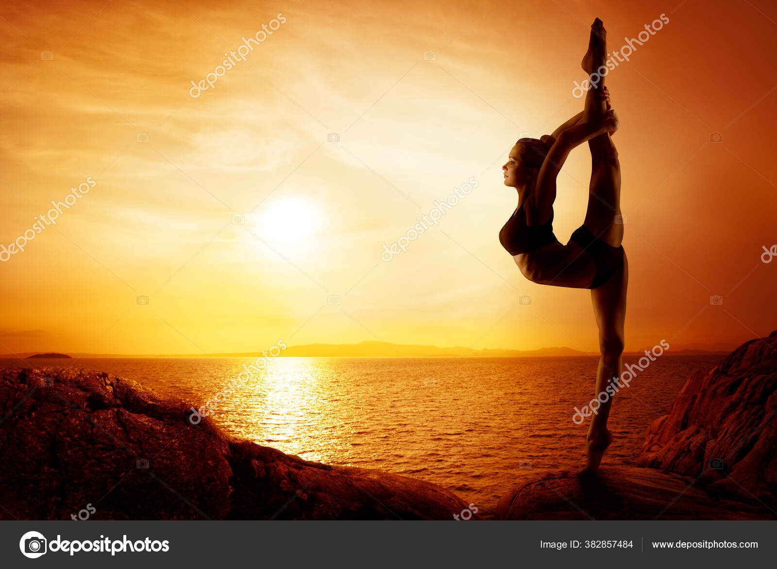 サンセットビーチでの女性アウトドアスポーツ運動 柔軟なヨガガールシルエットオンシーコーストストレッチ足で太陽の光 ストック写真 C Inarik